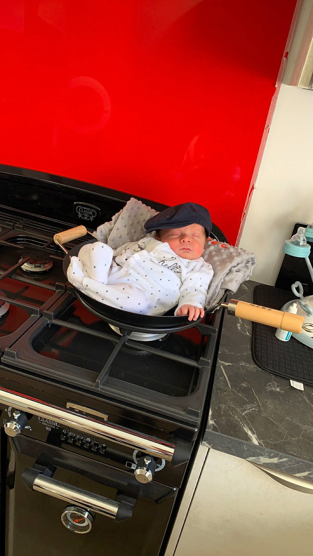 Gabryel a rejoint le concours — aidez-le/la à gagner de superbes lots ! automotive_design, automotive_exterior, bumper, comfort, cooking, cookware_and_bakeware, cuisine, gas, gas_stove, headwear, home_appliance, homemaker, kitchen, kitchen_appliance, kitchen_stove, machine, major_appliance, microwave_oven, motor_vehicle, person