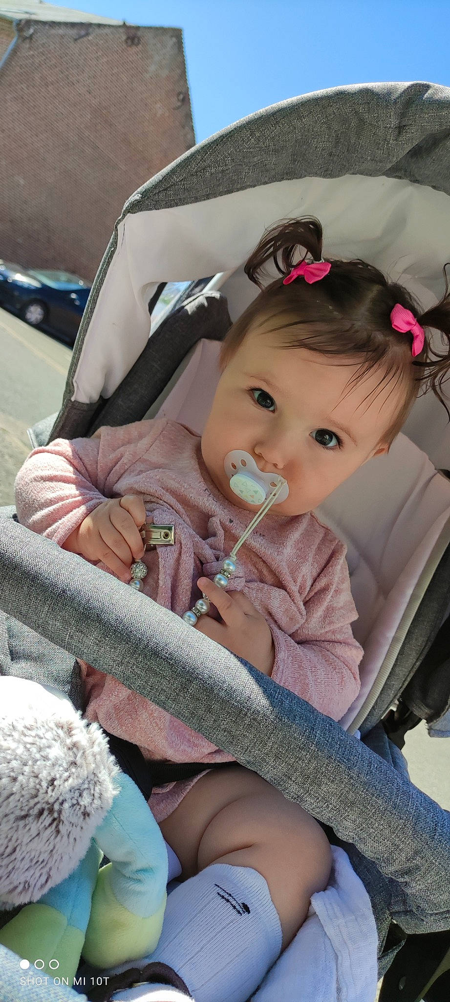 Anarwen participe au concours pour gagner de l'argent avec cette photo : baby, baby_carriage, baby_products, baby_safety, baby_toddler_clothing, cheek, child, comfort, eye, eyelash, face, hairstyle, head, lip, people, person, photograph, pink, skin, toddler