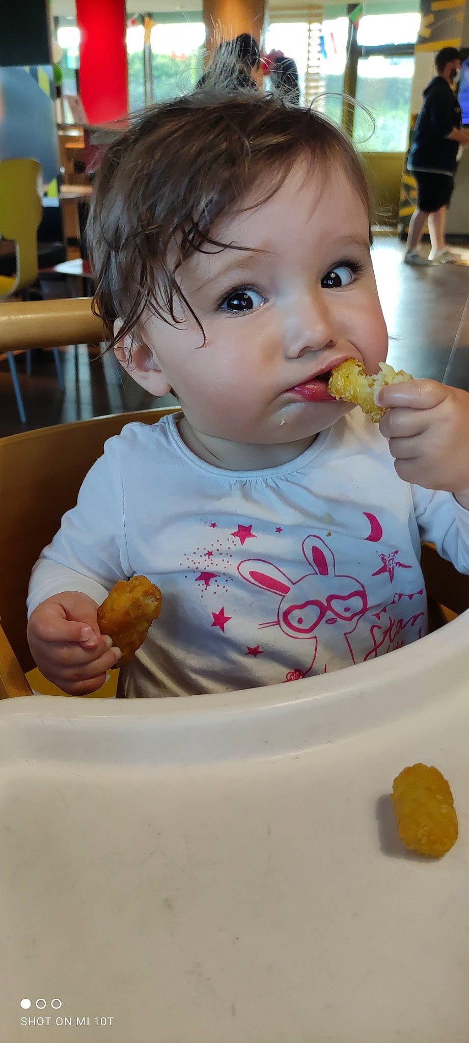 Anarwen a rejoint le concours — aidez-le/la à gagner de superbes lots ! baby, baby_playing_with_food, biting, chair, cheek, child, comfort_food, cuisine, drinkware, facial_expression, food, food_craving, junk_food, mouth, nose, person, skin, sweetness, tableware, toddler