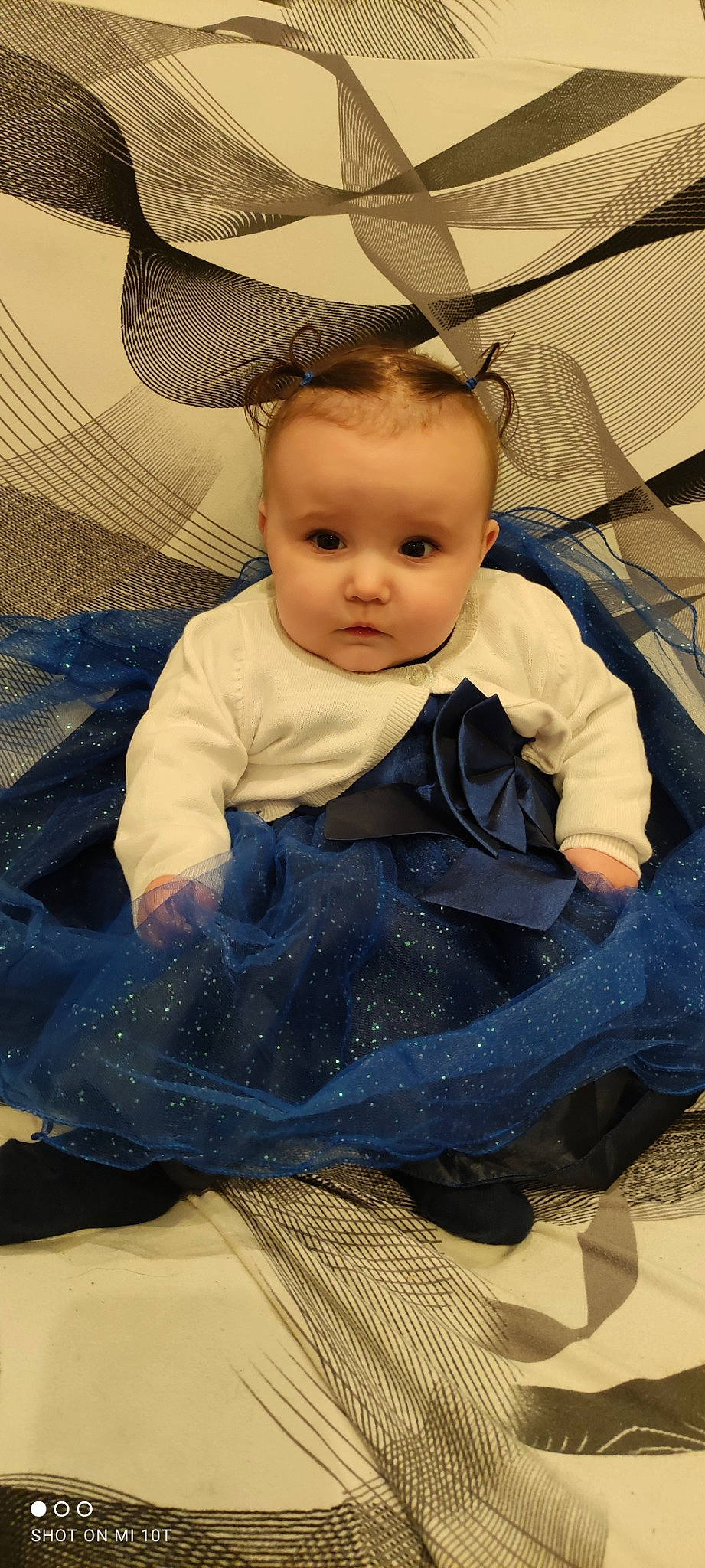 Anarwen participe au concours pour gagner de l'argent avec cette photo : baby, baby_products, baby_toddler_clothing, cheek, child, comfort, eyelash, fashion_accessory, flash_photography, flooring, fun, happy, iris, linens, pattern, person, room, sitting, skin, sleeve