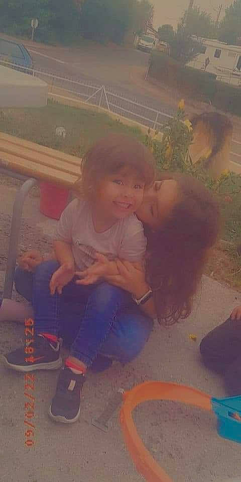 Maeva a rejoint le concours — aidez-le/la à gagner de superbes lots ! baby, child, cool, facial_expression, floor, flooring, fun, grass, happy, joy, landscape, leisure, love, mouth, night, person, play, recreation, sitting, smile