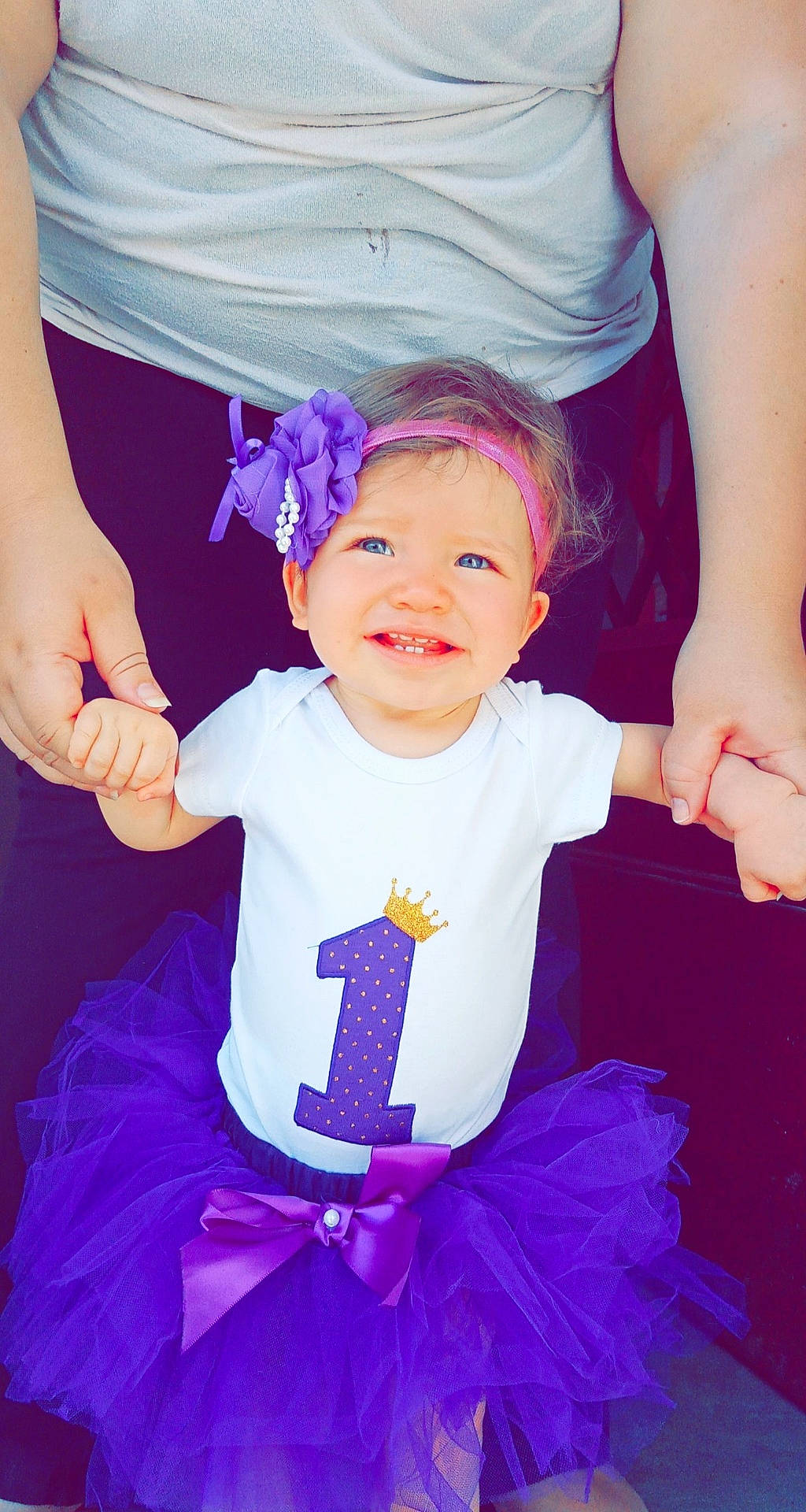 Maeva a rejoint le concours — aidez-le/la à gagner de superbes lots ! azure, baby, baby_toddler_clothing, child, electric_blue, event, fashion_accessory, formal_wear, fun, gesture, hair_accessory, happy, joy, magenta, person, photograph, pink, purple, smile, toddler