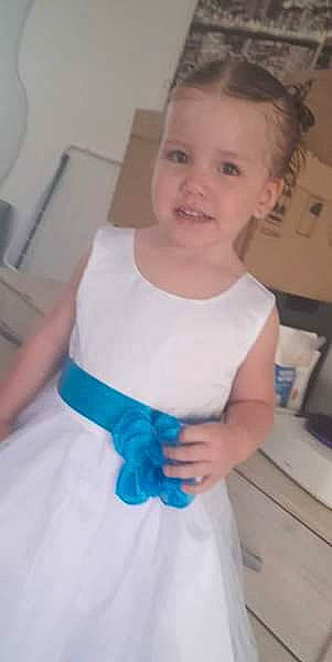 Maeva a rejoint le concours — aidez-le/la à gagner de superbes lots ! bridal_accessory, bridal_party_dress, day_dress, dress, eye, formal_wear, gesture, gown, hair, hairstyle, happy, head, joint, neck, one_piece_garment, person, shoulder, sleeve, smile, toddler