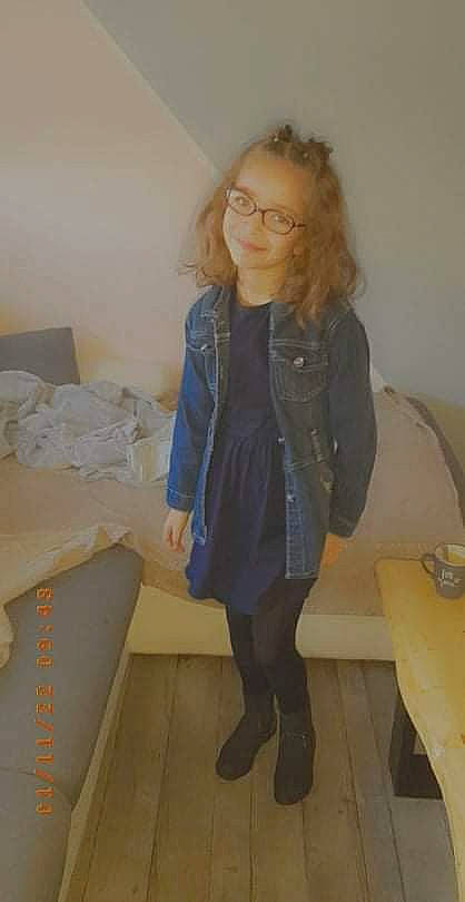 Océane a rejoint le concours — aidez-le/la à gagner de superbes lots ! brown_hair, electric_blue, eyewear, fashion_accessory, fashion_design, floor, flooring, glasses, human_leg, joint, knee, leg, leggings, pattern, person, sleeve, smile, sunglasses, thigh, waist