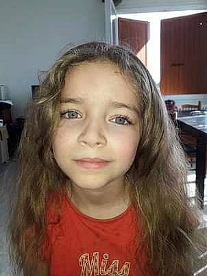 Océane a rejoint le concours — aidez-le/la à gagner de superbes lots ! black_hair, cheek, ear, eye, eyebrow, eyelash, face, forehead, hair, happy, head, iris, jaw, lip, long_hair, neck, nose, person, skin, t_shirt