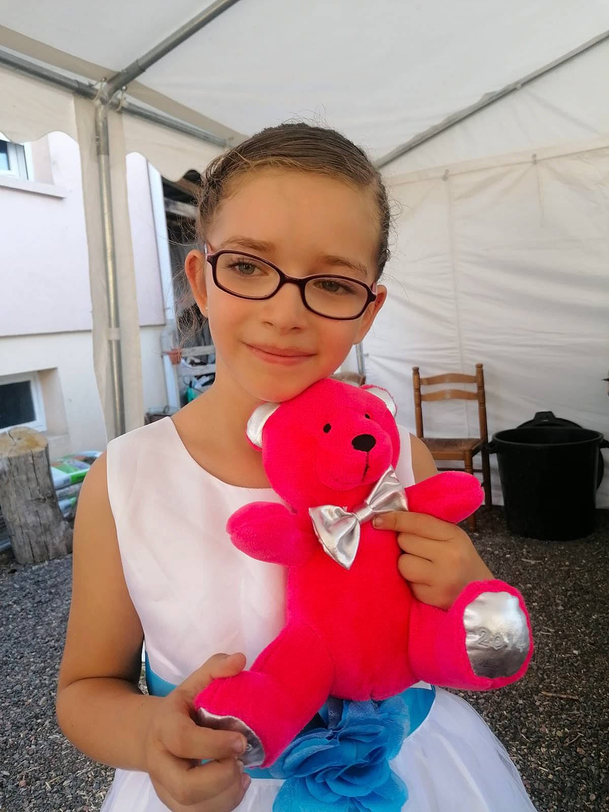 Océane participe au concours pour gagner de l'argent avec cette photo : animation, child, costume, electric_blue, eyewear, fun, glasses, hand, happy, joy, magenta, person, plush, sleeve, smile, stuffed_toy, t_shirt, teddy_bear, tent, thumb