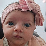 Malohé a rejoint le concours — aidez-le/la à gagner de superbes lots ! baby, infant, face, headband, pink, bow, clothing, wide_eyes, curious, portrait, close_up, child, skin, hand, young, indoors, cute, expression, person, newborn