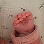 Lana a rejoint le concours — aidez-le/la à gagner de superbes lots ! baby_hand, infant, fist, pink_sleeve, cozy, close_up, soft_fabric, floral_pattern, skin, small_fingers, newborn, cute, tender, child, wrapped, delicate, texture, sleeping, peaceful, warm