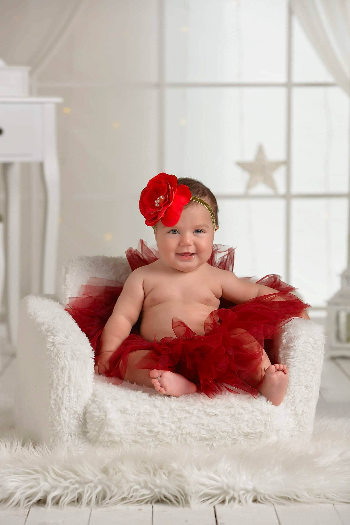 Azaléa participe au concours pour gagner de l'argent avec cette photo : baby, baby_toddler_clothing, child, comfort, event, fashion_accessory, flash_photography, floor, flooring, fun, happy, headpiece, headwear, joy, linens, magenta, person, room, sitting, skin