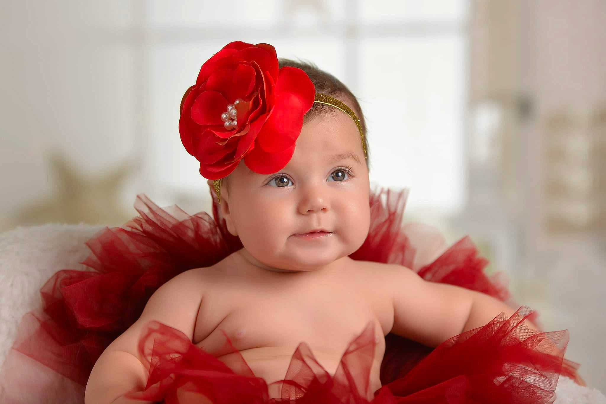 Azaléa participe au concours pour gagner de l'argent avec cette photo : arm, baby, baby_toddler_clothing, chin, dress, face, flash_photography, flower, happy, hat, head, headpiece, headwear, iris, lip, person, petal, pink, plant, red