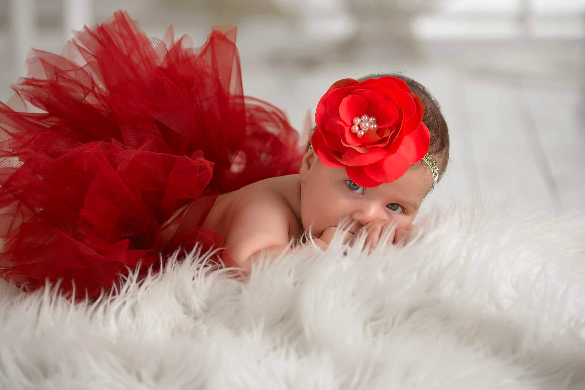 Azaléa a rejoint le concours — aidez-le/la à gagner de superbes lots ! baby, bridal_accessory, cap, costume_hat, event, fashion_accessory, feather, flash_photography, flower, goggles, hair_accessory, happy, hat, headband, headpiece, headwear, jewellery, magenta, person, petal