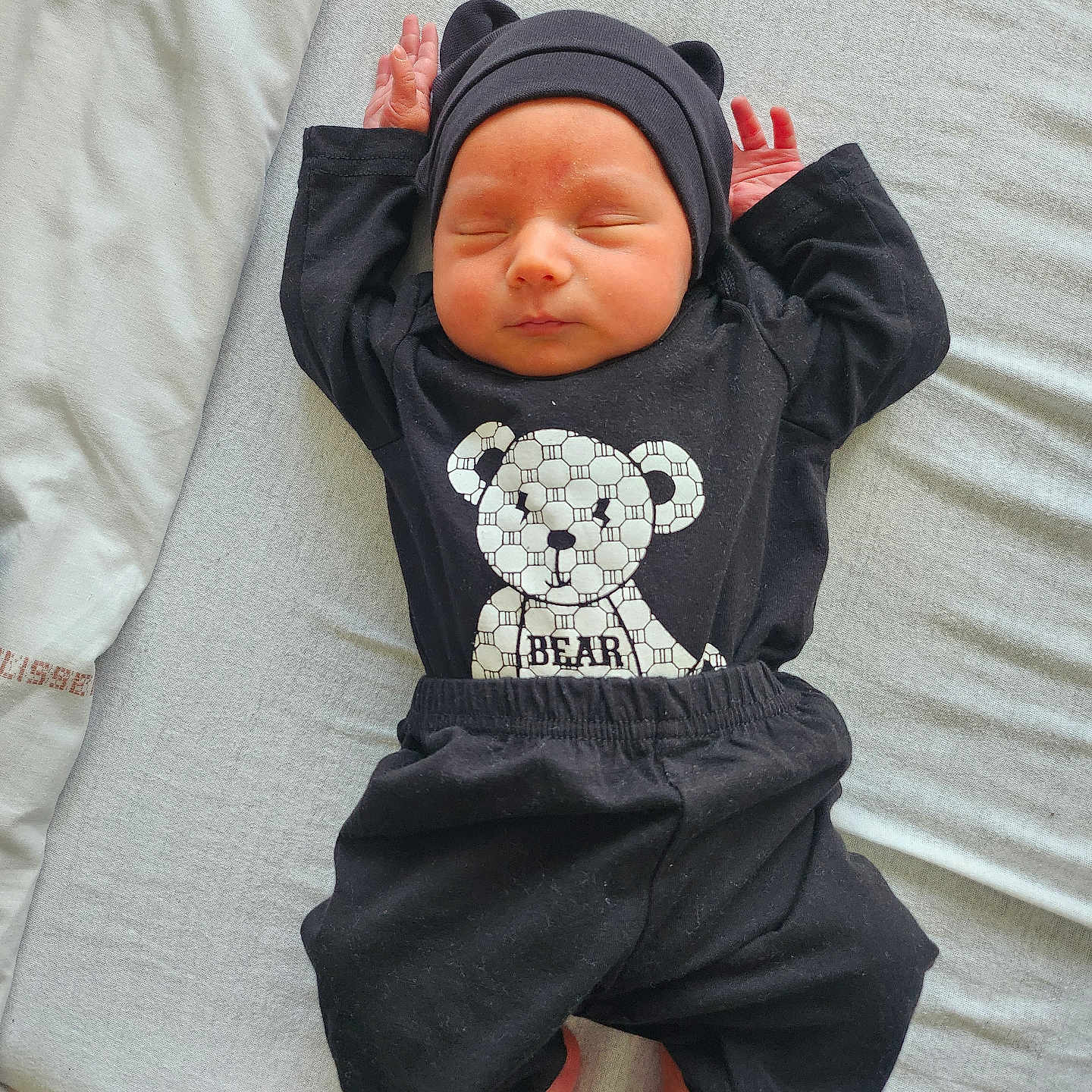 Daéron participe au concours pour gagner de l'argent avec cette photo : baby, bed, black_clothing, blanket, child, cozy, cute, hat, indoors, infant, lying_down, newborn, peaceful, portrait, resting, sleeping, small_feet, small_hands, soft_light, teddy_bear_print