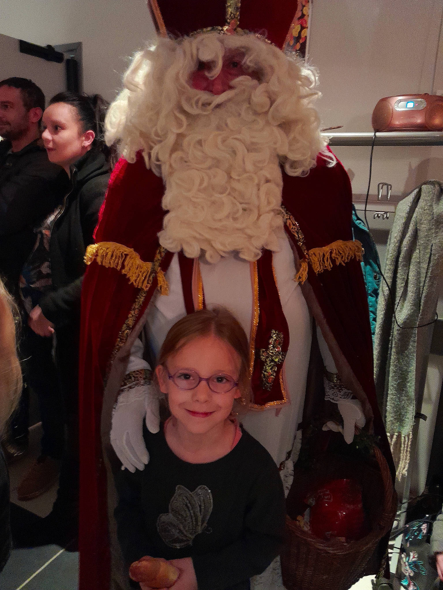 Chloé participe au concours pour gagner de l'argent avec cette photo : beauty, costume, costume_design, event, fashion, fashion_design, fictional_character, formal_wear, fun, fur, haute_couture, joy, magenta, party, person, photograph, pink, room, snapshot, t_shirt