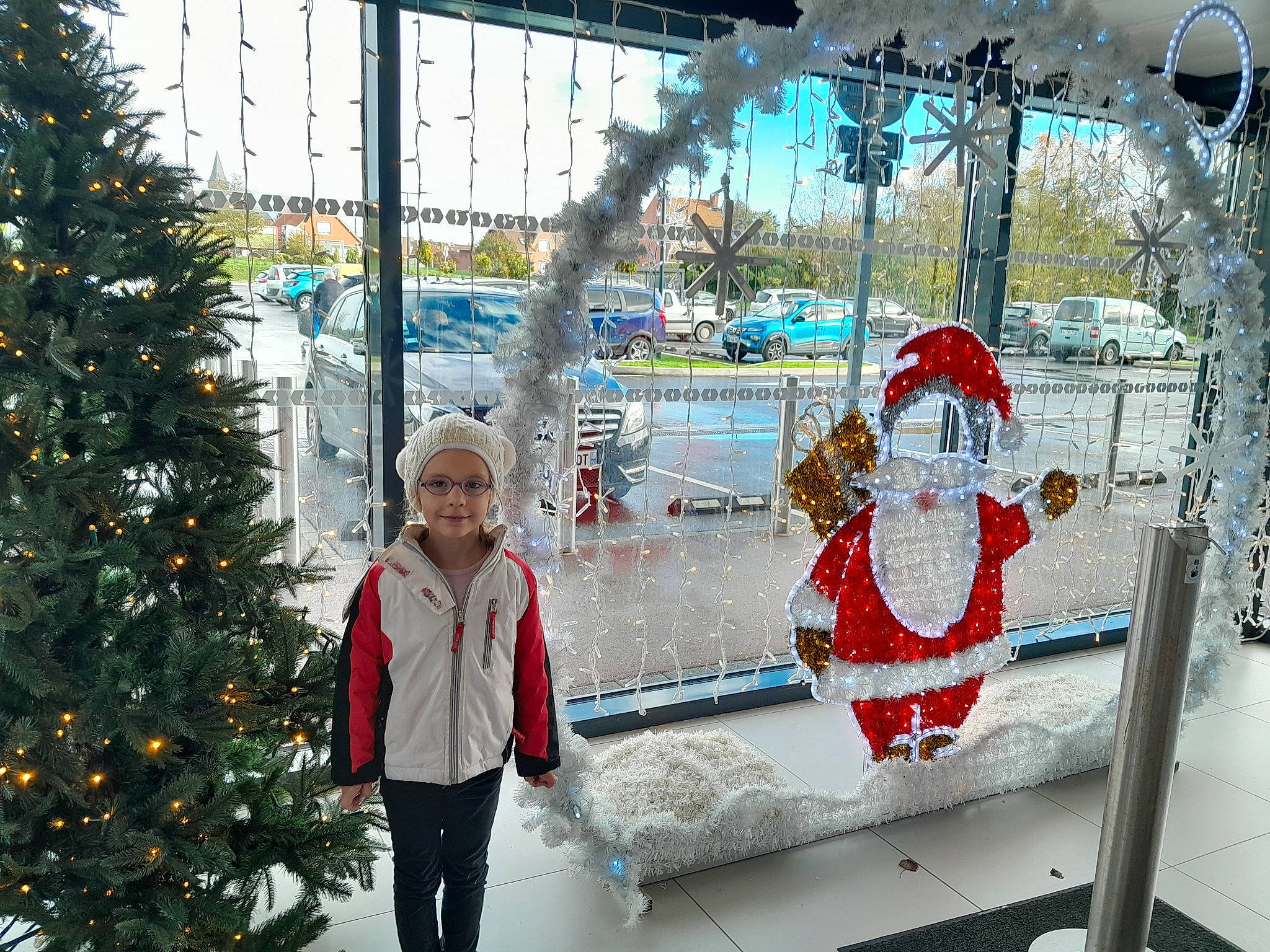 Chloé a rejoint le concours — aidez-le/la à gagner de superbes lots ! christmas, christmas_decoration, christmas_eve, christmas_ornament, christmas_tree, conifer, event, fun, headwear, holiday, joy, leisure, ornament, person, recreation, santa_claus, sky, smile, snapshot, tradition