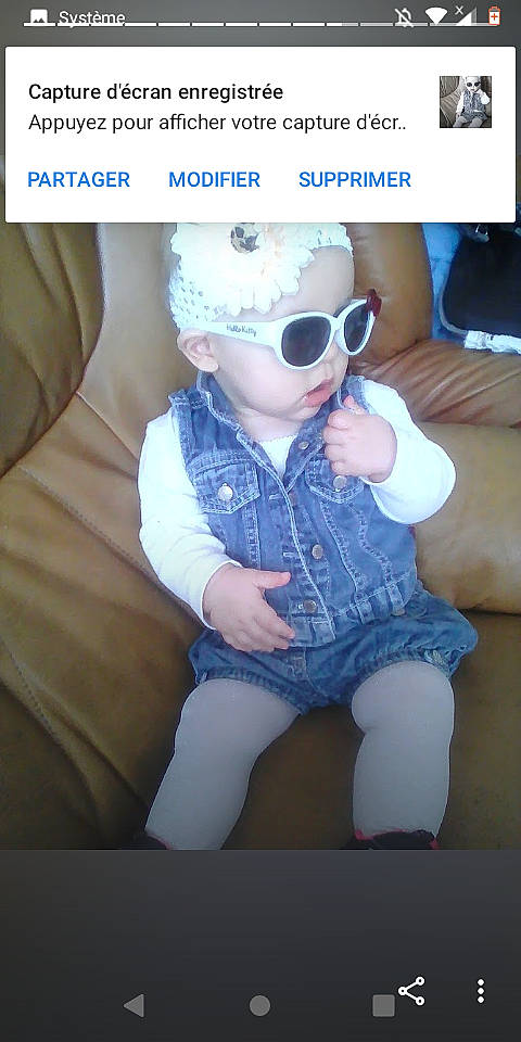 Chloé participe au concours pour gagner de l'argent avec cette photo : baby, child, cool, denim, eyewear, fun, glasses, leg, person, photo_caption, photography, sitting, sunglasses, toddler, vision_care