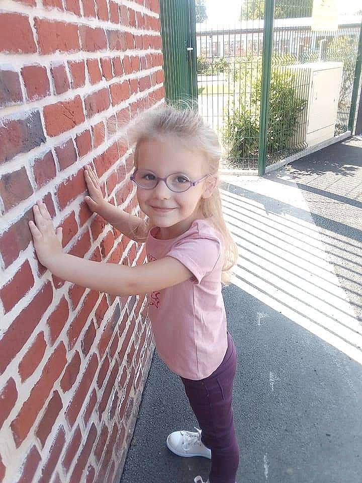 Chloe participe au concours pour gagner de l'argent avec cette photo : asphalt, baby_toddler_clothing, brick, brickwork, child, fence, fun, grass, happy, human_leg, joy, leisure, pattern, person, plant, play, road_surface, sandal, sitting, smile