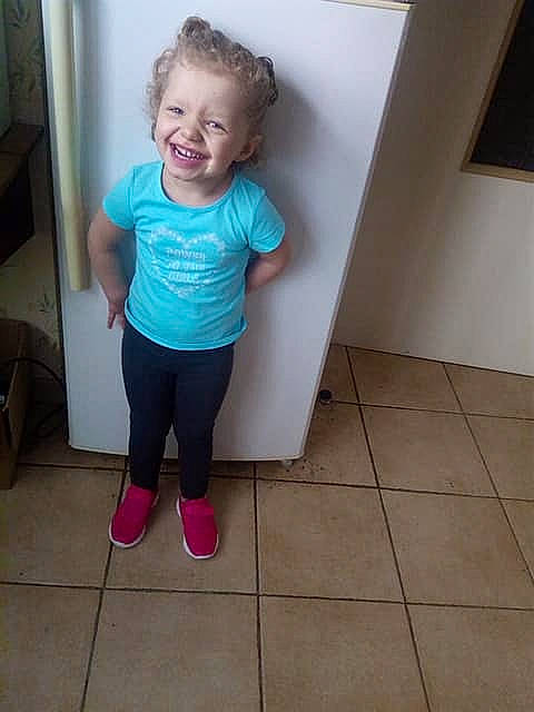 Maeva participe au concours pour gagner de l'argent avec cette photo : arm, child, face, floor, flooring, footwear, fun, head, joint, joy, knee, leg, person, pink, play, shoulder, skin, smile, standing, t_shirt