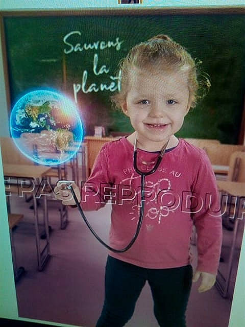 Maeva participe au concours pour gagner de l'argent avec cette photo : child, fun, joy, person, play, room, smile, toddler