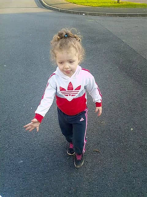 Maeva a rejoint le concours — aidez-le/la à gagner de superbes lots ! asphalt, child, fun, joy, person, play, recreation, shoe, smile, toddler, vacation, vehicle