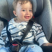 Amir a rejoint le concours — aidez-le/la à gagner de superbes lots ! baby, car_interior, car_seat, casual_wear, child, clothing, cute, face, happy, indoor, joy, person, ripped_jeans, safety, seat, seatbelt, smile, striped_sweater, toddler, young
