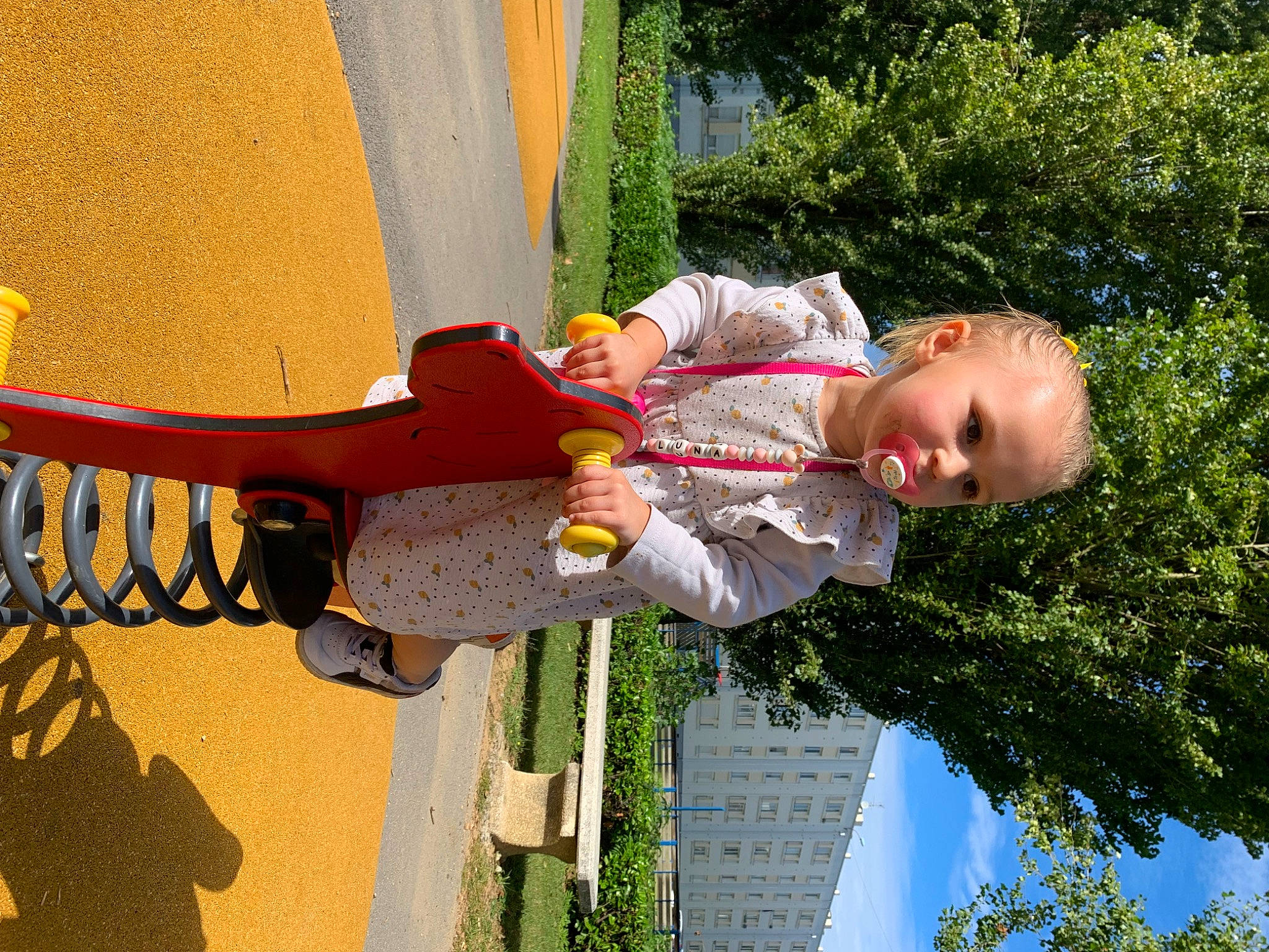 Luna a rejoint le concours — aidez-le/la à gagner de superbes lots ! baby, baby_toddler_clothing, child, city, fun, grass, happy, leaf, leisure, outdoor_play_equipment, people_in_nature, person, photograph, plant, play, playground, recreation, toddler, tree, vacation