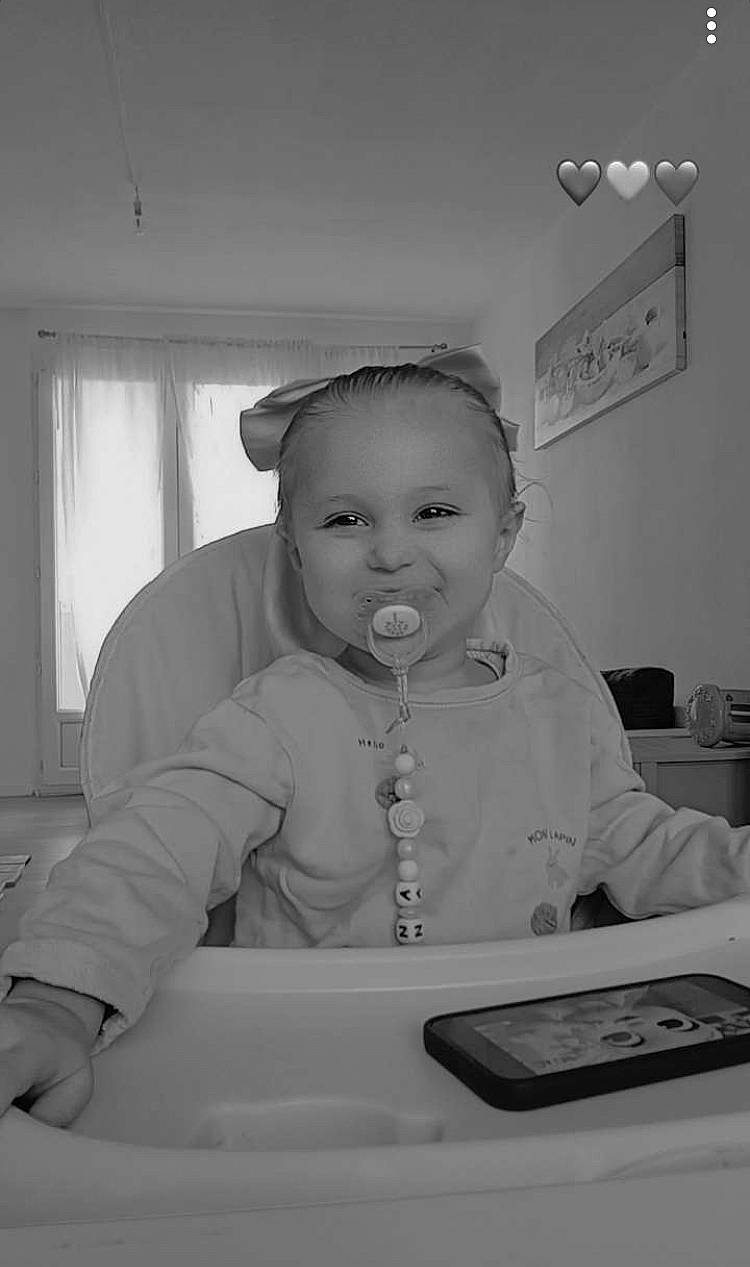 Luna participe au concours pour gagner de l'argent avec cette photo : baby, child, communication_device, curtain, elbow, fun, happy, jewellery, mobile_phone, monochrome, monochrome_photography, person, portable_communications_device, portrait_photography, room, sitting, sleeve, t_shirt, table, toddler