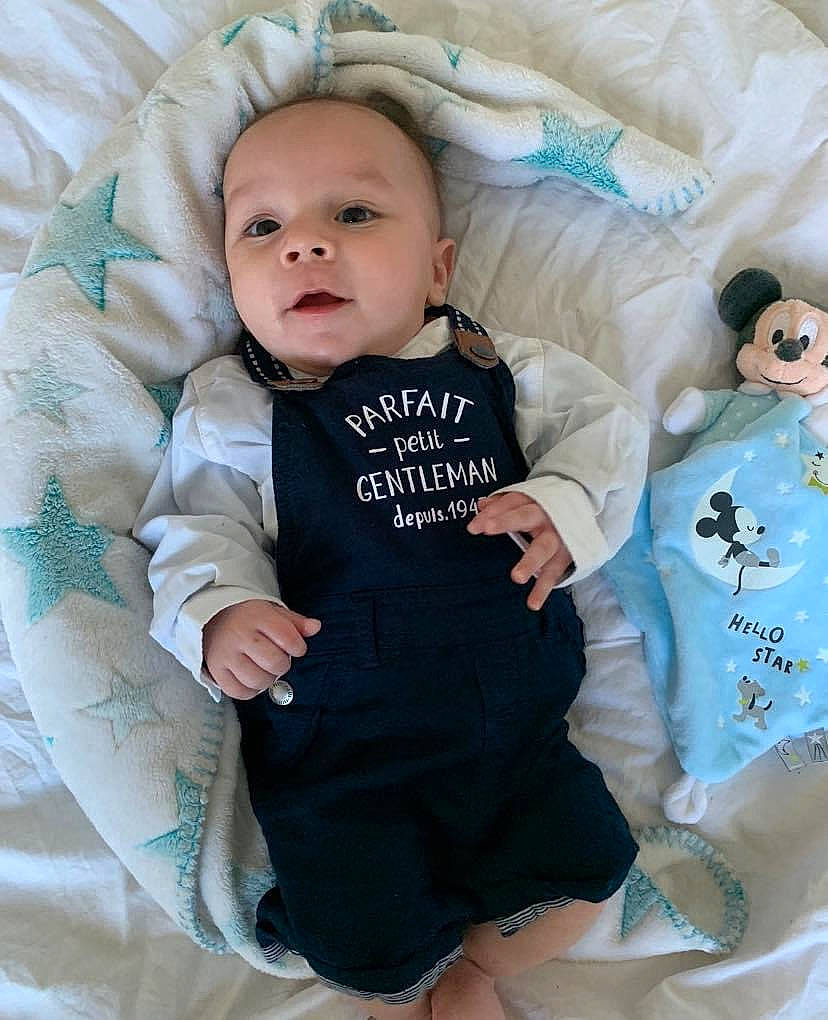 Ayden a rejoint le concours — aidez-le/la à gagner de superbes lots ! arm, baby, baby_products, baby_toddler_clothing, bedding, child, comfort, couch, font, happy, hat, linens, nail, pattern, person, sitting, sleeve, sock, textile, thigh