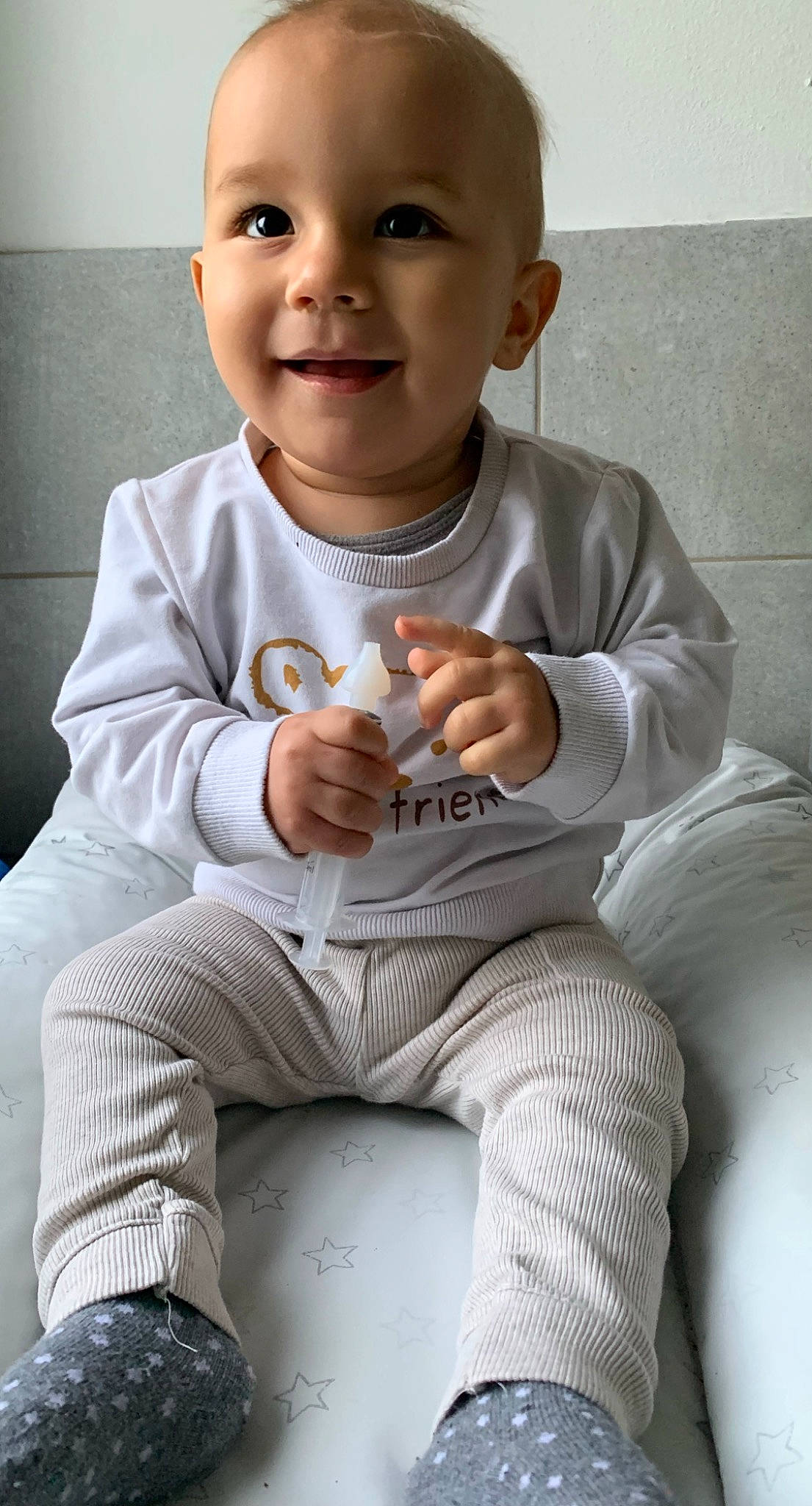 Ayden participe au concours pour gagner de l'argent avec cette photo : baby_toddler_clothing, cheek, clothing, cool, eye, face, finger, gesture, hand, head, joint, joy, knee, leg, person, shirt, shoe, skin, sleeve, smile