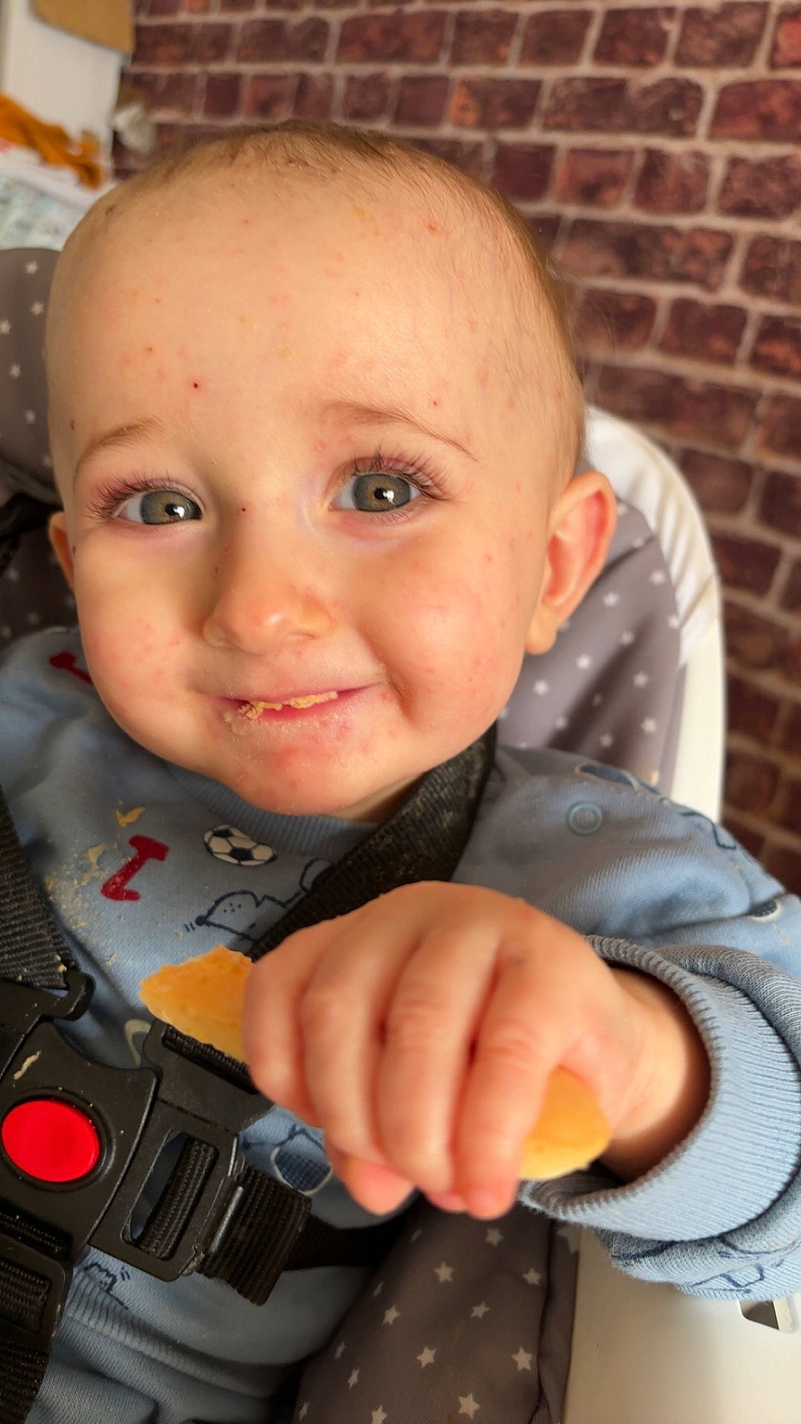 Raphaël a rejoint le concours — aidez-le/la à gagner de superbes lots ! baby, baby_toddler_clothing, brick, brickwork, cheek, child, eyebrow, eyelash, finger, gesture, happy, iris, joy, lip, mouth, nail, nose, person, skin, smile