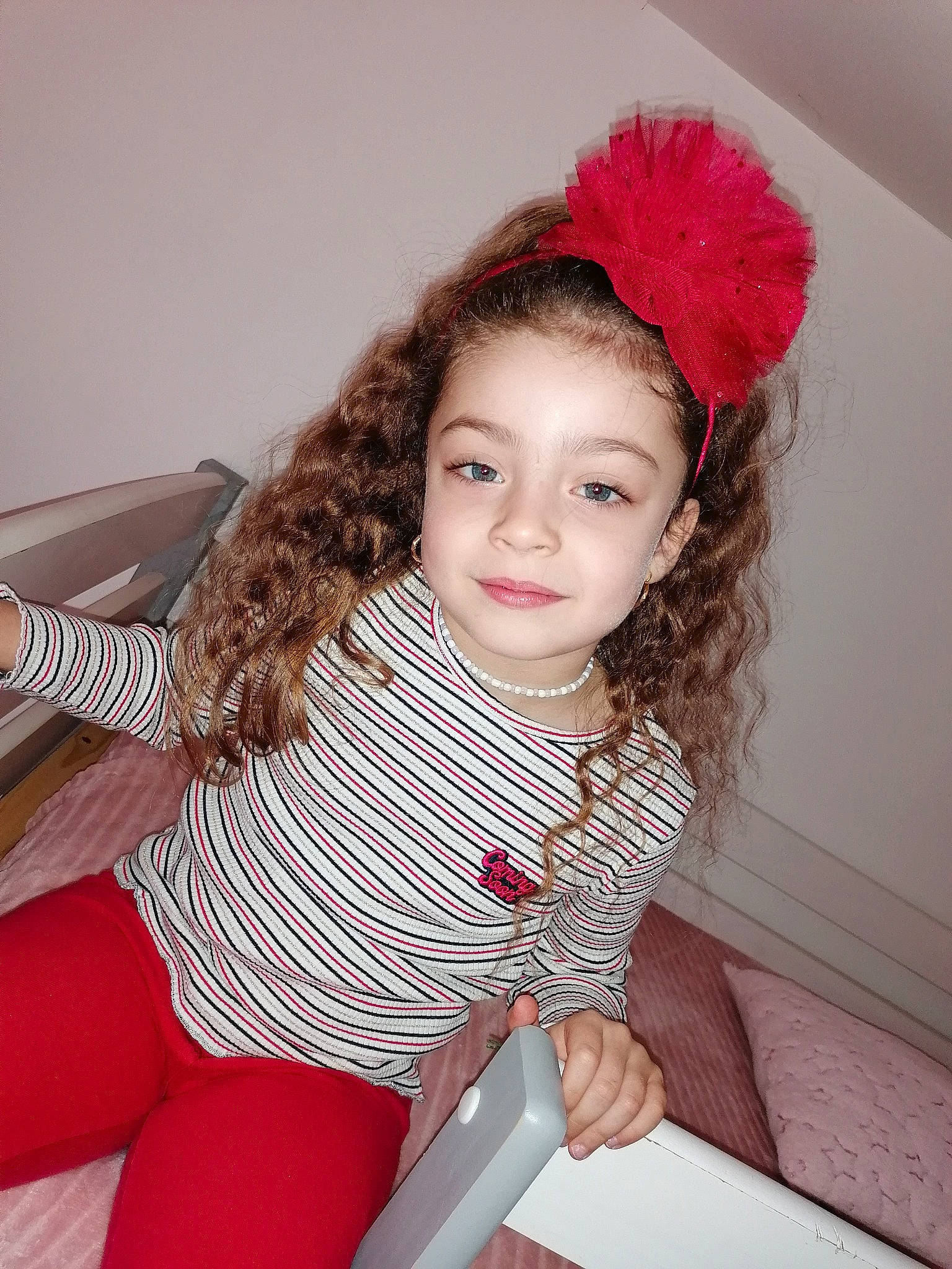 Leyna a rejoint le concours — aidez-le/la à gagner de superbes lots ! child, child_model, costume_accessory, fashion_accessory, hair_accessory, headgear, joy, person, pink, skin, smile, toddler