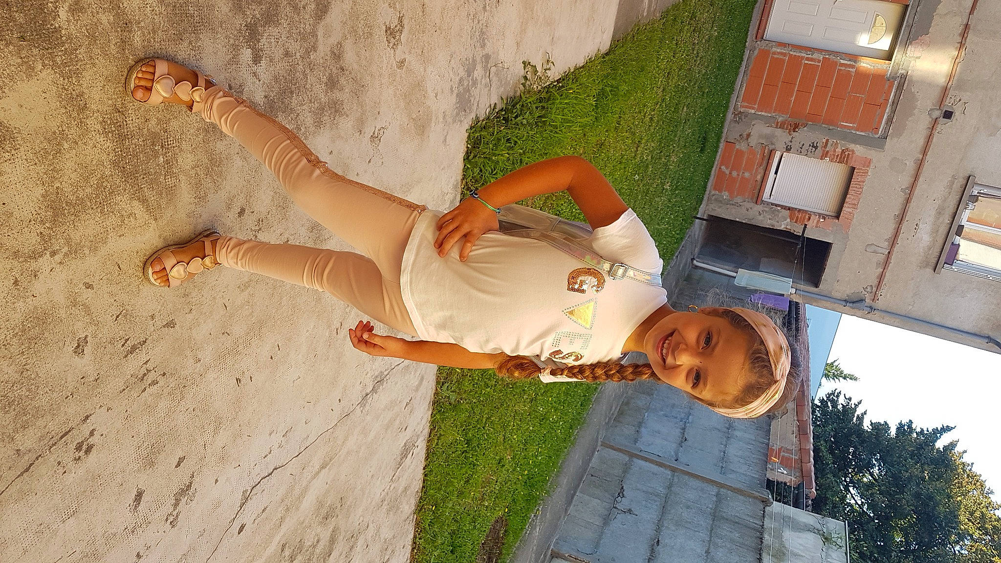 Leyna a rejoint le concours — aidez-le/la à gagner de superbes lots ! joy, leg, person