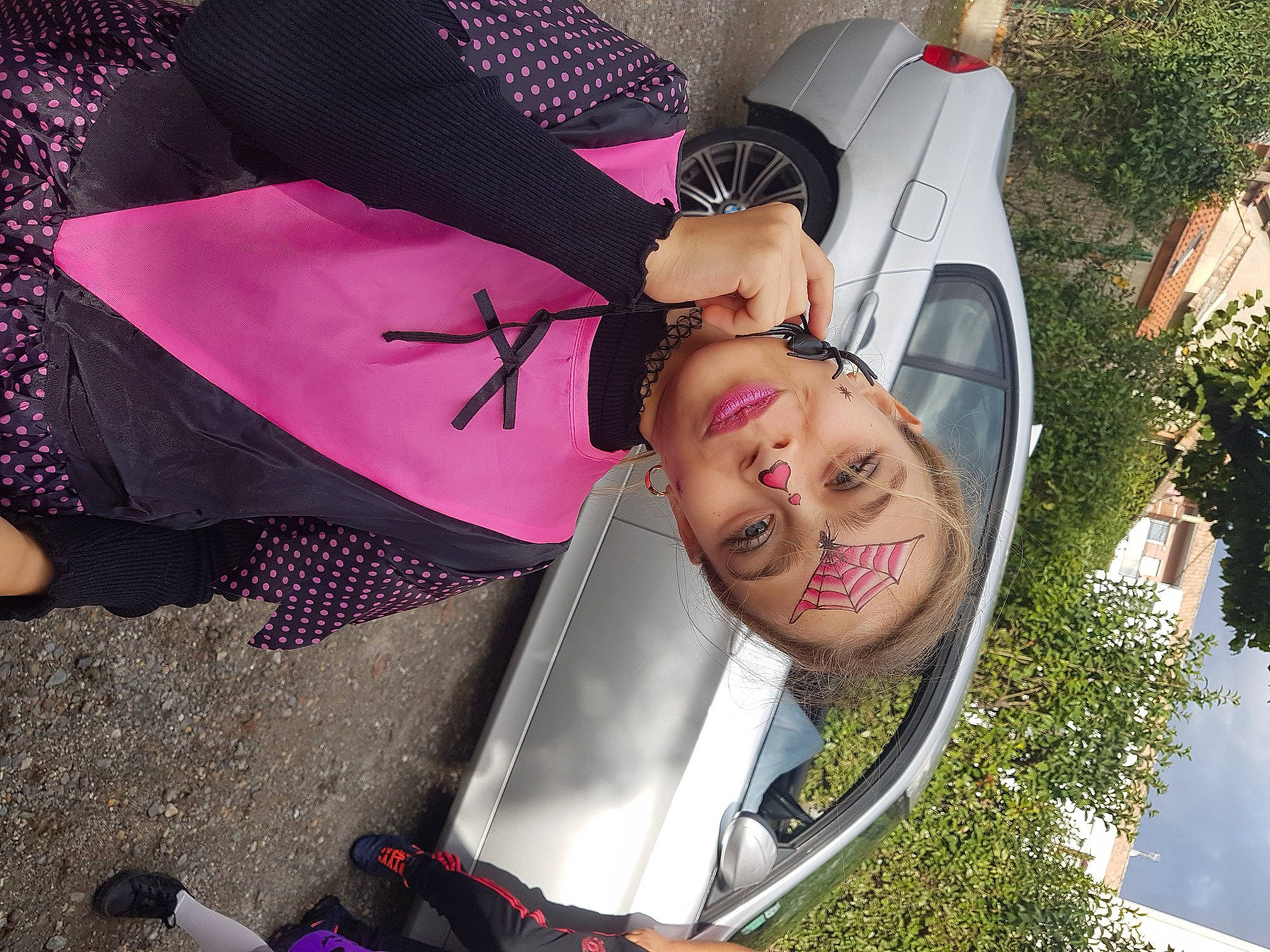 Kalicia participe au concours pour gagner de l'argent avec cette photo : black_hair, cool, fashion_accessory, fun, material_property, person, pink, plant