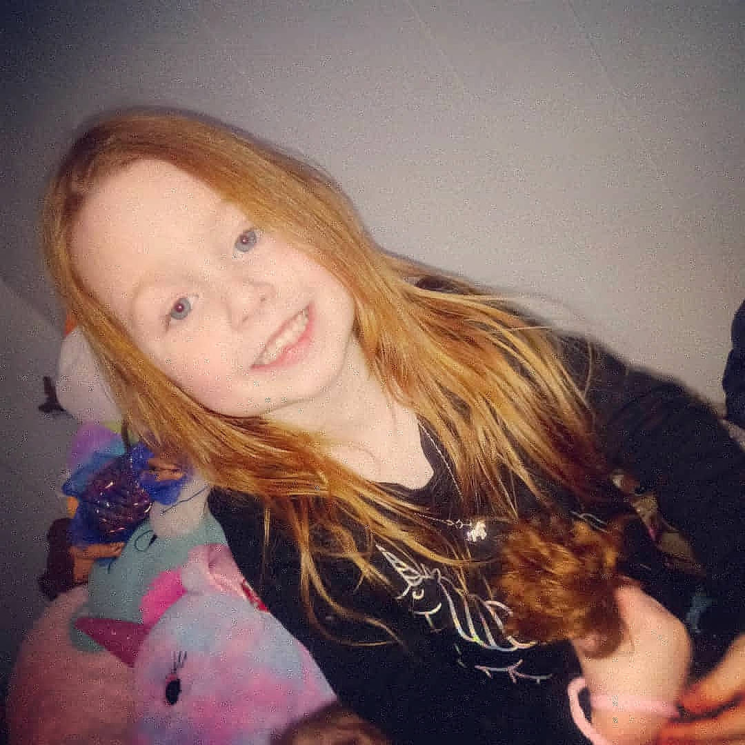 Sally is registered to the contest to win money with this photo: beauty, blond, brown_hair, cool, feathered_hair, flash_photography, fur, hairstyle, jaw, joy, layered_hair, lip, long_hair, organ, person, portrait_photography, selfie, step_cutting, throat