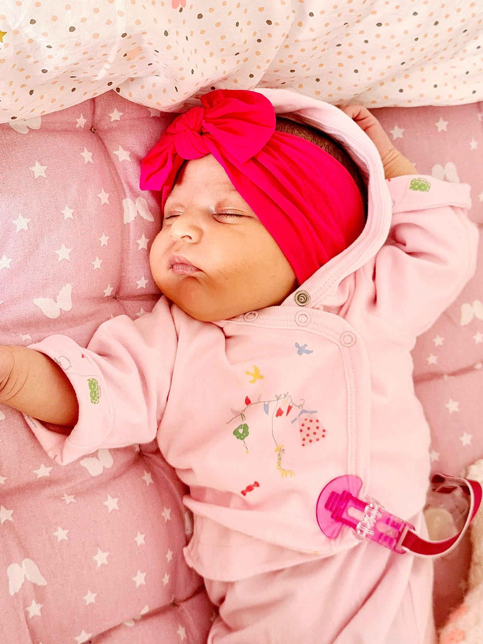 Alyah a rejoint le concours — aidez-le/la à gagner de superbes lots ! baby, baby_sleeping, cheek, child, happy, headgear, headwear, person, pink, skin, sleep, smile, toddler