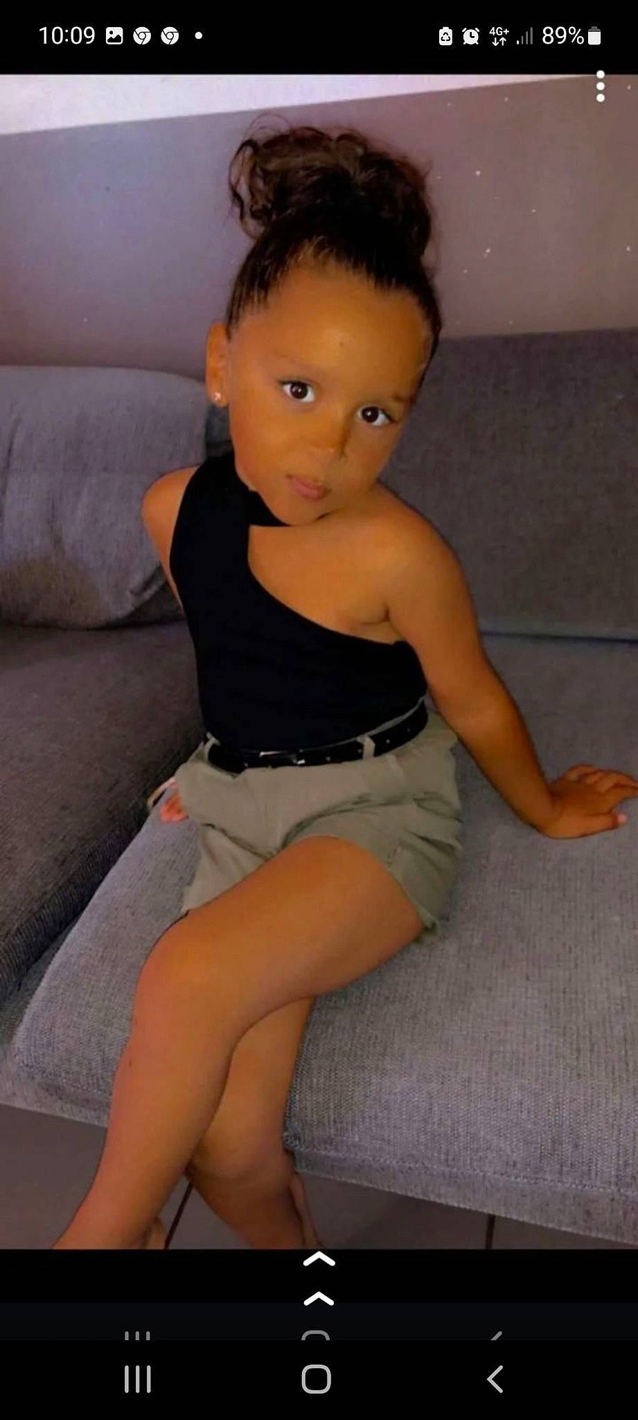 Thenessy participe au concours pour gagner de l'argent avec cette photo : abdomen, baby_toddler_clothing, calf, chest, comfort, elbow, face, finger, floor, flooring, hairstyle, head, joint, knee, leg, person, shorts, thigh, toddler, trunk