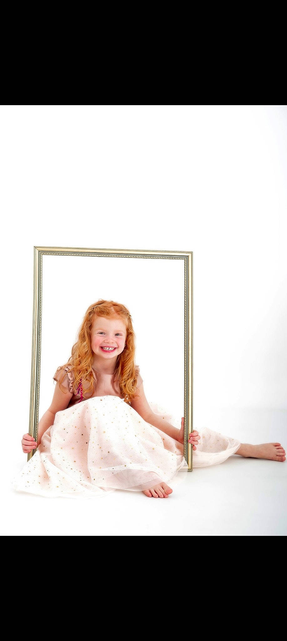 Chloé a rejoint le concours — aidez-le/la à gagner de superbes lots ! art, bed, blond, bridal_accessory, bridal_clothing, bridal_party_dress, bride, dress, event, fashion_design, flash_photography, flooring, gown, hair, happy, joy, long_hair, person, picture_frame, shoulder