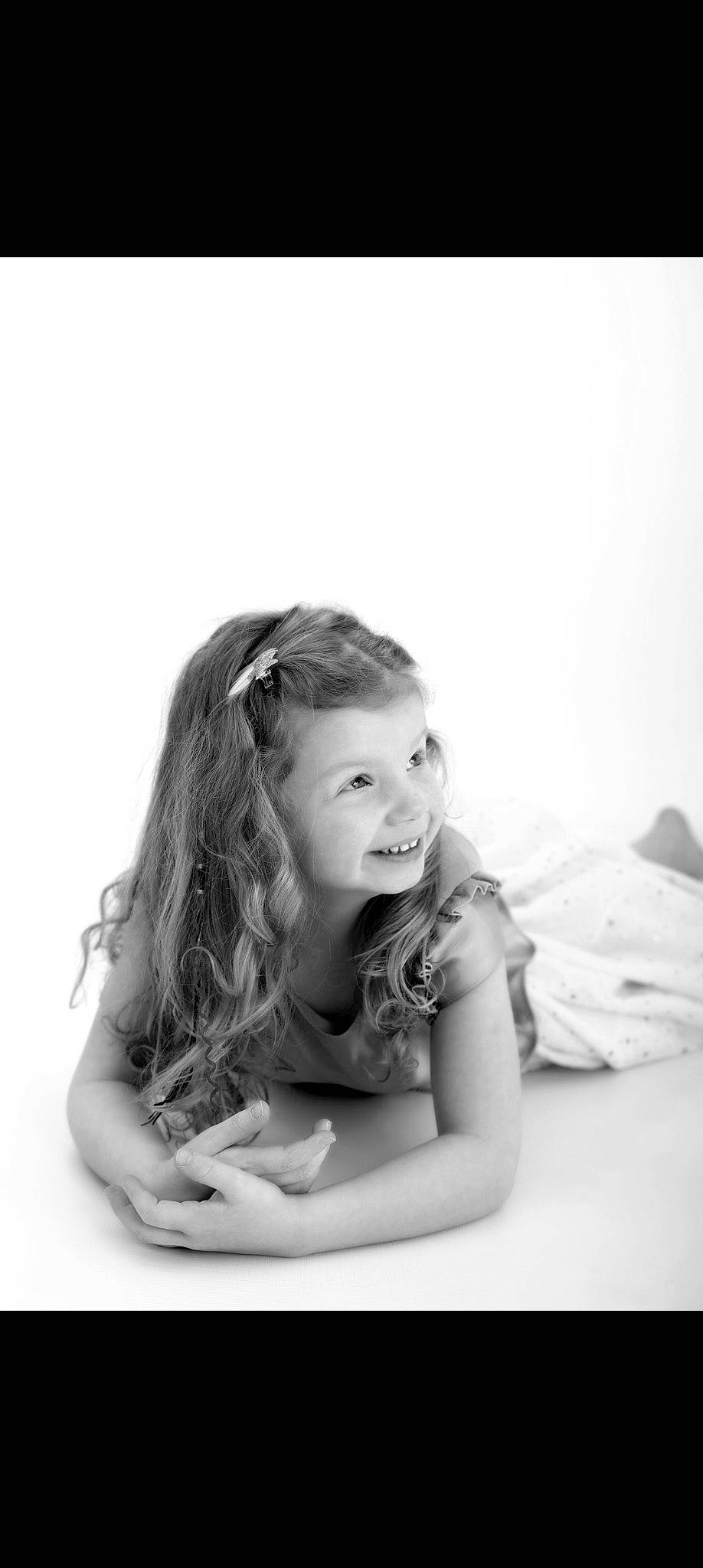 Chloé participe au concours pour gagner de l'argent avec cette photo : black_and_white, child, child_art, elbow, flash_photography, fun, gesture, happy, human_body, iris, joy, monochrome, monochrome_photography, person, portrait, portrait_photography, room, sitting, smile, stock_photography
