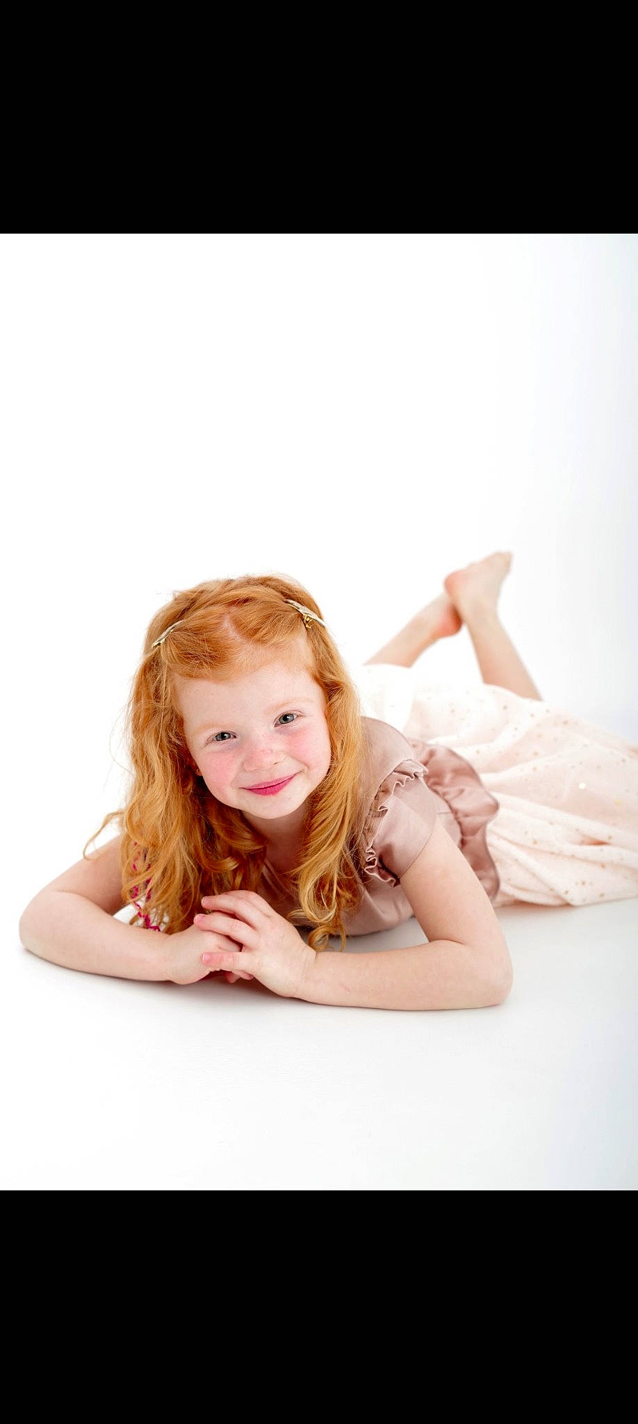 Chloé a rejoint le concours — aidez-le/la à gagner de superbes lots ! arm, comfort, dress, elbow, face, finger, flash_photography, flooring, gesture, happy, human_body, human_leg, joy, knee, leg, neck, person, shoe, skin, sleeve