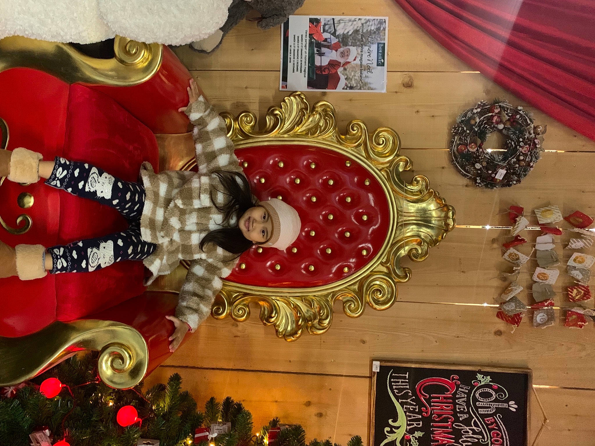 Esui a rejoint le concours — aidez-le/la à gagner de superbes lots ! art, building, carmine, christmas_decoration, christmas_ornament, circle, decoration, event, fashion_accessory, flooring, headwear, holiday, interior_design, jewellery, joy, metal, ornament, pattern, person, plant