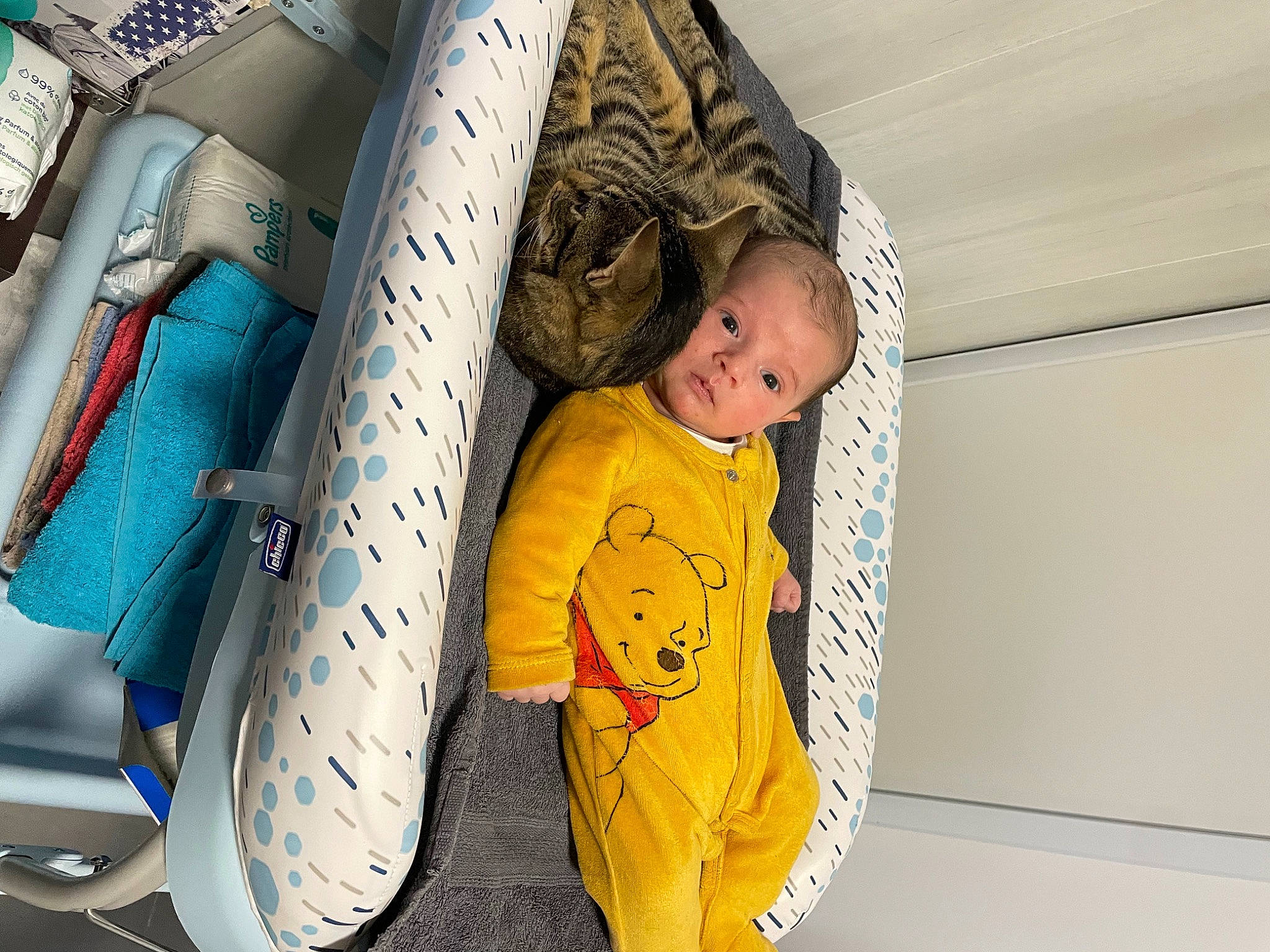 Milann a rejoint le concours — aidez-le/la à gagner de superbes lots ! baby, baby_products, bag, chair, child, comfort, couch, fashion_accessory, fun, leisure, linens, pattern, person, product, publication, room, sitting, t_shirt, textile, toddler