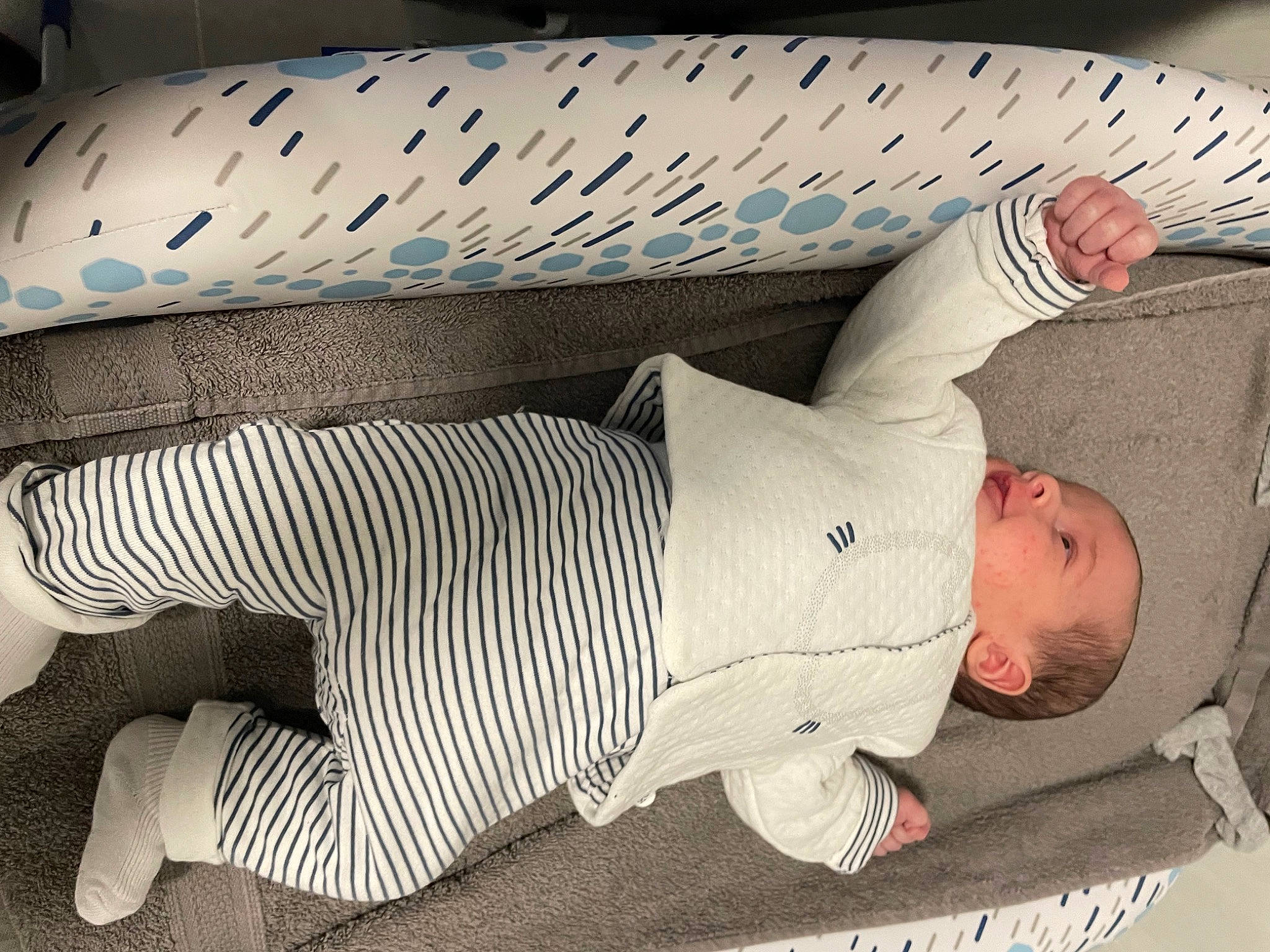 Milann a rejoint le concours — aidez-le/la à gagner de superbes lots ! baby, baby_products, baby_safety, baby_sleeping, baby_toddler_clothing, child, comfort, facial_expression, headgear, human_body, human_leg, infant_bed, lap, leg, linens, pattern, person, sitting, sleeve, toddler