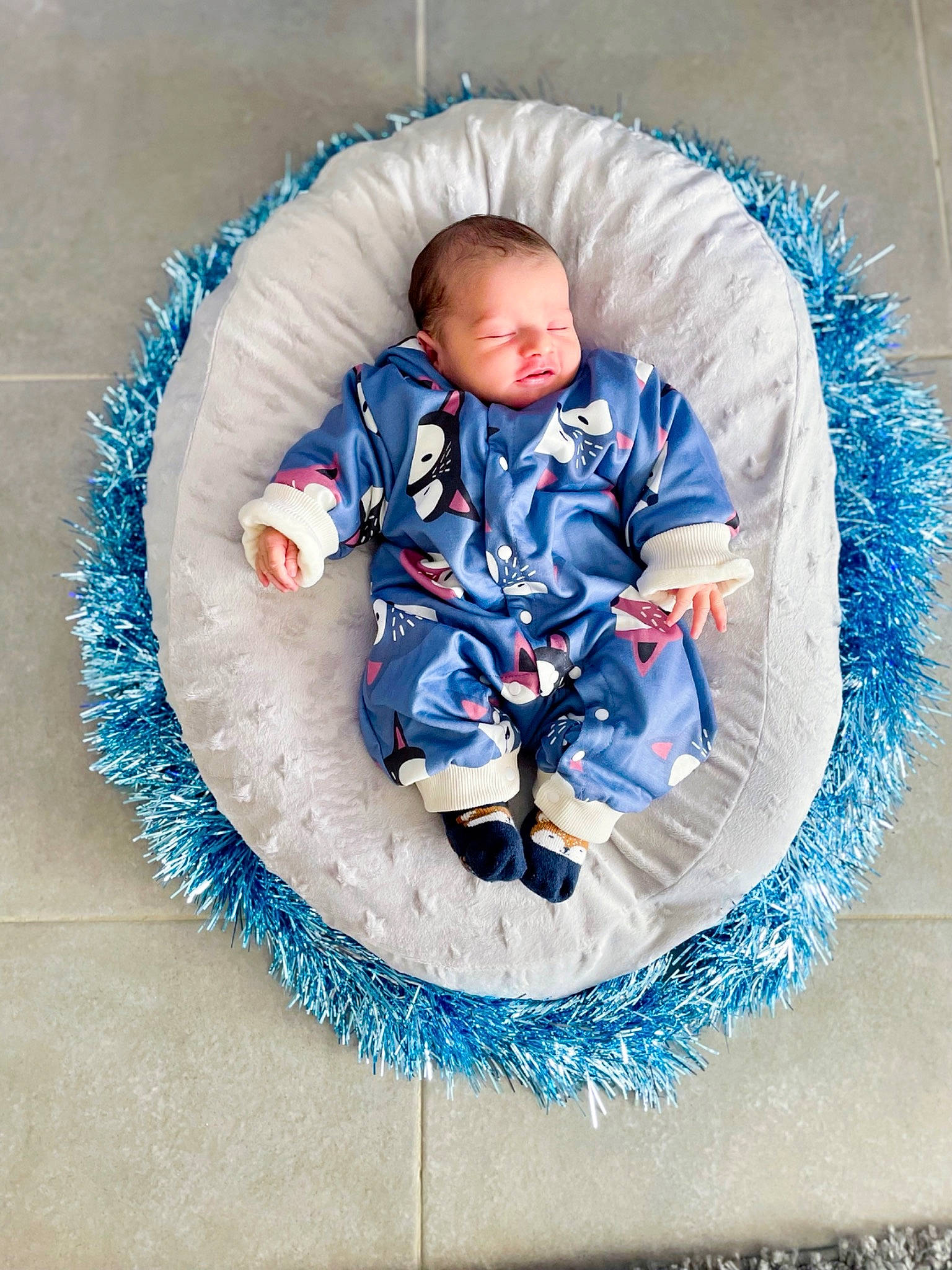 Milann a rejoint le concours — aidez-le/la à gagner de superbes lots ! baby, baby_toddler_clothing, blue, circle, collar, comfort, denim, electric_blue, face, flooring, linens, outerwear, pattern, person, product, rectangle, sitting, sleeve, t_shirt, textile