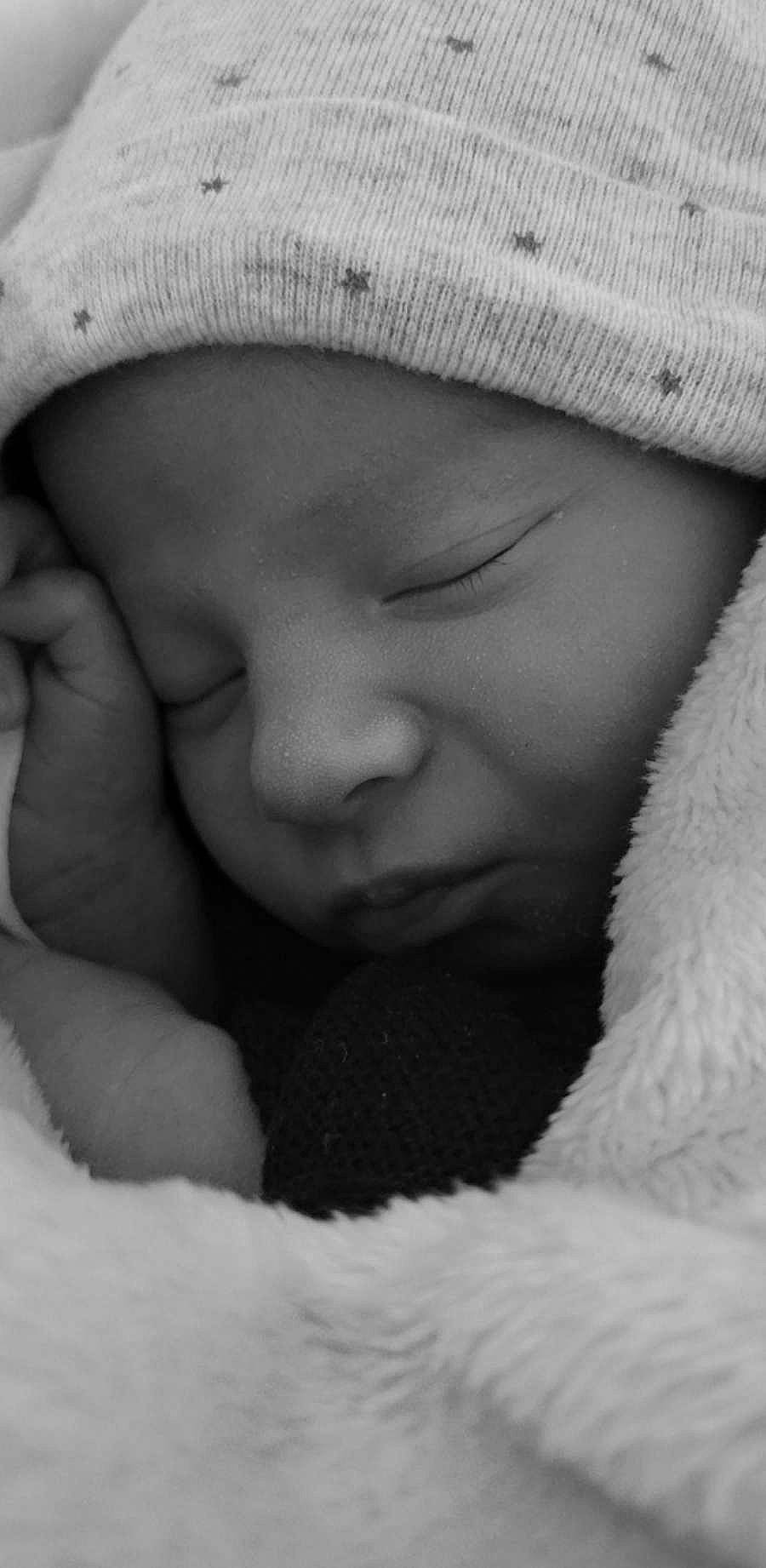 Enaya a rejoint le concours — aidez-le/la à gagner de superbes lots ! baby, baby_sleeping, cap, cheek, comfort, eye, eyebrow, eyelash, finger, gesture, hand, happy, headwear, linens, lip, monochrome, monochrome_photography, mouth, nose, person