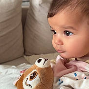 Sannëya participe au concours pour gagner de l'argent avec cette photo : baby, infant, toddler, couch, sofa, cushion, plush_toy, stuffed_animal, blanket, hand, face, eyes, eyelashes, cheeks, nose, closeup, indoor, home, soft_texture, gaze