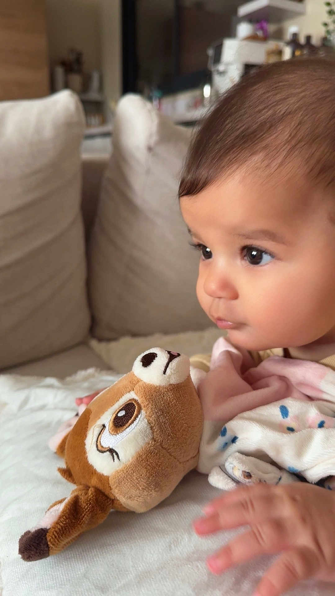 Sannëya participe au concours pour gagner de l'argent avec cette photo : baby, infant, toddler, couch, sofa, cushion, plush_toy, stuffed_animal, blanket, hand, face, eyes, eyelashes, cheeks, nose, closeup, indoor, home, soft_texture, gaze