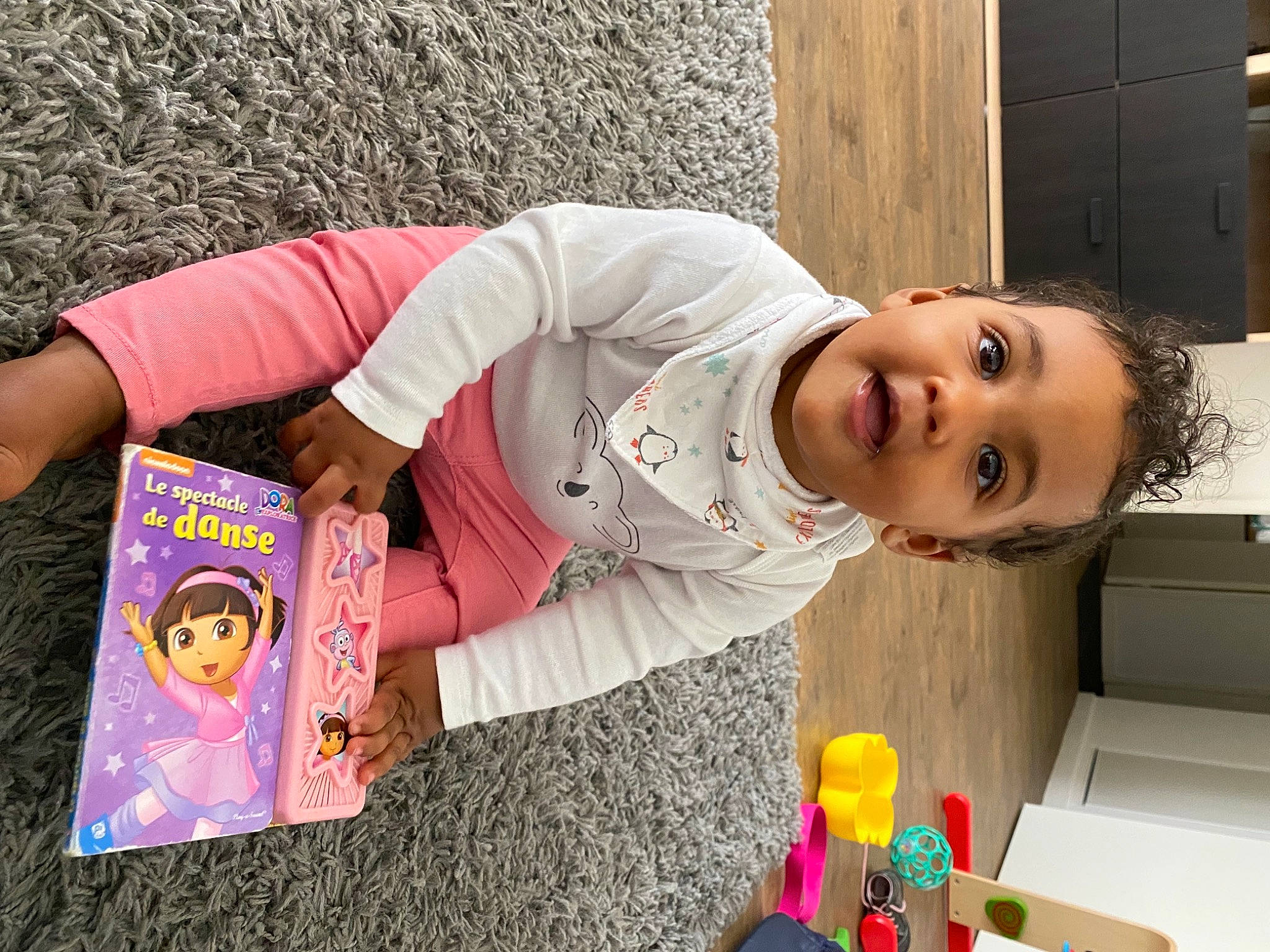 Kaecy a rejoint le concours — aidez-le/la à gagner de superbes lots ! baby, baby_playing_with_toys, baby_products, baby_toddler_clothing, child, flooring, fun, happy, human, leisure, magenta, people, person, play, skin, sleeve, smile, t_shirt, textile, toddler