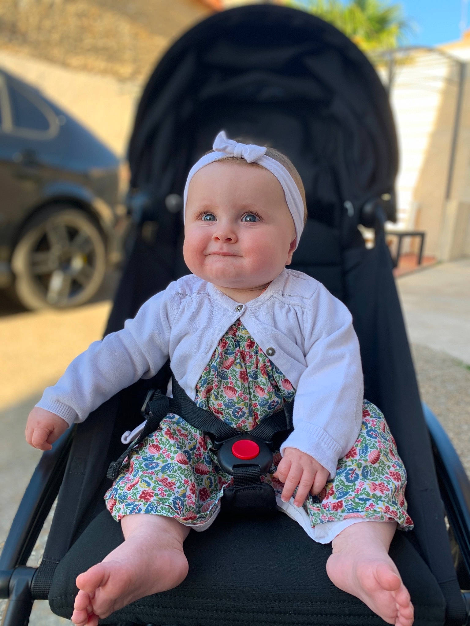 Mia a rejoint le concours — aidez-le/la à gagner de superbes lots ! baby, baby_carriage, baby_products, cheek, child, hair_accessory, hand, head, headgear, headwear, joy, pattern, person, photography, product, sitting, skin, toddler, vacation, vehicle