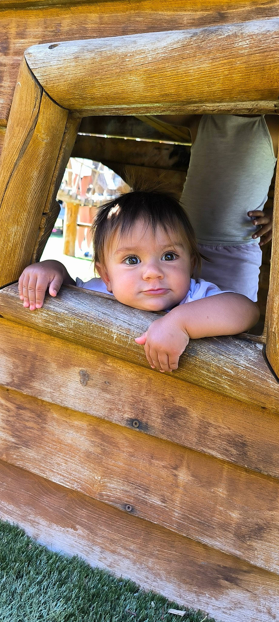 Solea participe au concours pour gagner de l'argent avec cette photo : baby_toddler_clothing, cheek, child, eye, eyelash, facial_expression, flash_photography, fun, hairstyle, happy, hardwood, iris, leisure, nose, person, sitting, skin, smile, toddler, window