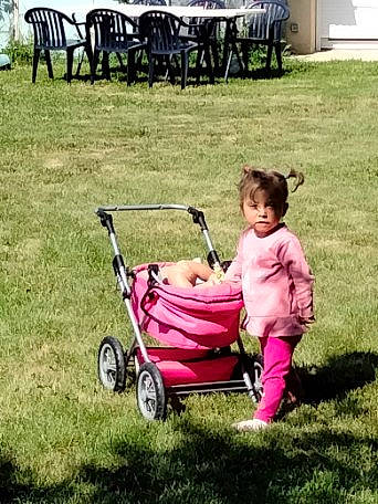 Luccia a rejoint le concours — aidez-le/la à gagner de superbes lots ! automotive_wheel_system, baby, baby_carriage, chair, child, fun, grass, green, happy, lawn, leisure, motor_vehicle, people_in_nature, person, plant, recreation, sitting, tire, toddler, travel