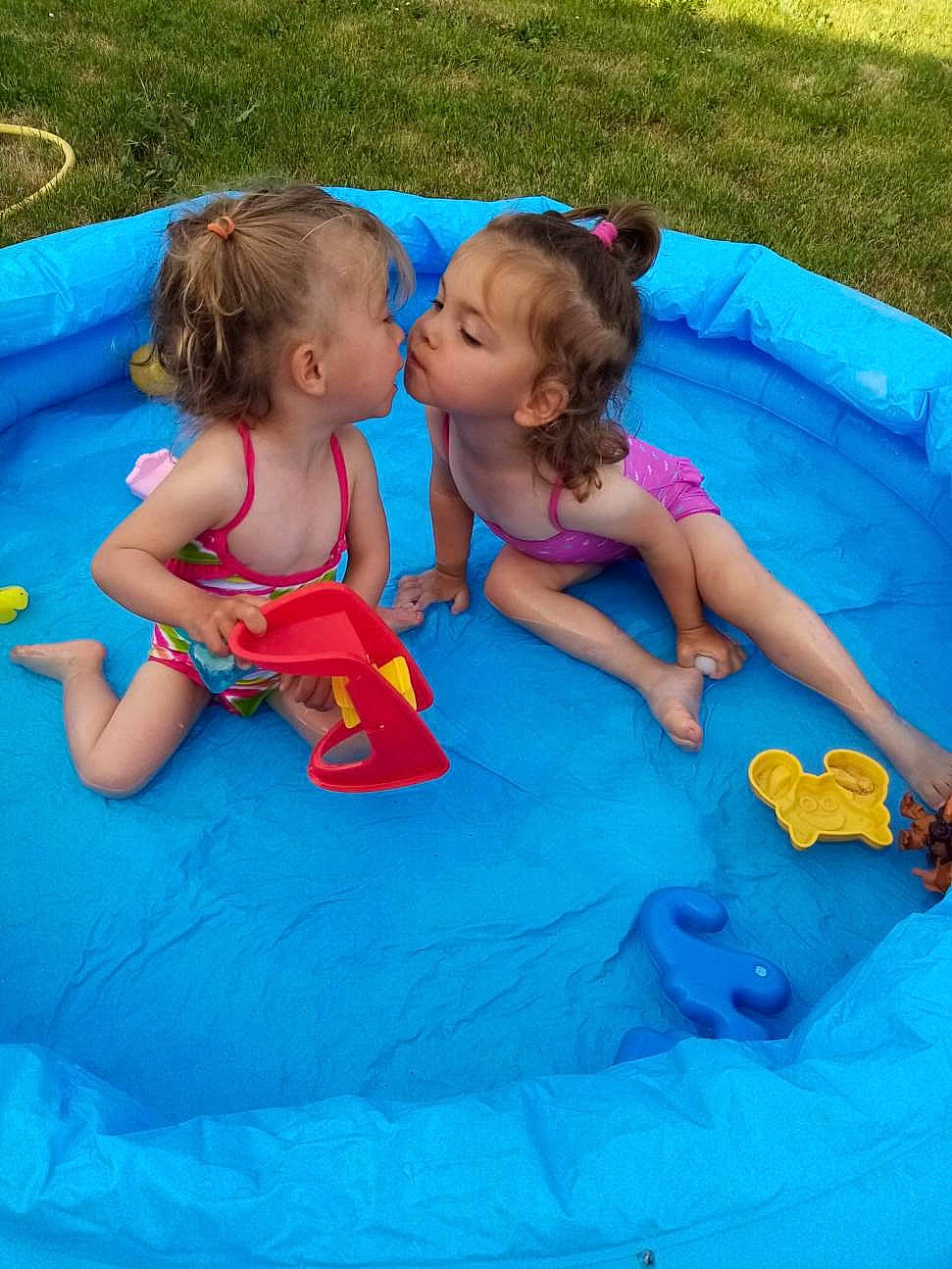 Luccia participe au concours pour gagner de l'argent avec cette photo : aqua, baby, baby_products, baby_toddler_clothing, blue, child, electric_blue, event, fun, games, grass, happy, head, inflatable, leisure, person, play, recreation, toddler, toy